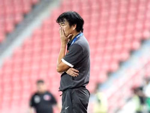 HLV Phan Thanh Hùng chưa để lại dấu ấn lên lối chơi của đội tuyển Việt Nam tại AFF Cup 2012. Ảnh: V.S.I HLV Phan Thanh Hùng chưa để lại dấu ấn lên lối chơi của đội tuyển Việt Nam tại AFF Cup 2012. Ảnh: V.S.I