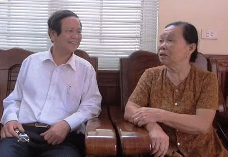 Bà Trần Thị Kim trao đổi với thầy Trần Đình Sửu về Quỹ khuyến học