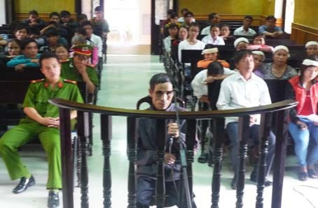 Do sức khoẻ yếu, bị cáo Bùi Xuân Thường được ngồi khi toà xét xử.