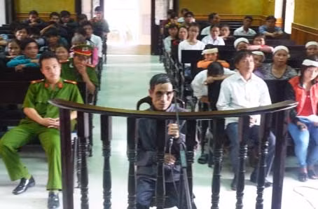 Do sức khoẻ yếu, bị cáo Bùi Xuân Thường được ngồi khi toà xét xử.