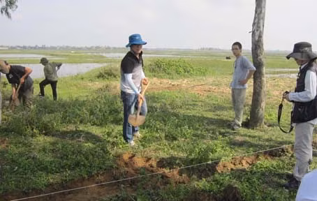Các chuyên gia khảo cổ học tiến hành mở hố khai quật khảo cổ tại Di chỉ Bãi Lòi.