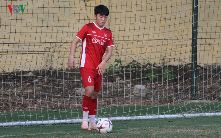 ĐT Việt Nam cố gắng làm quen với trái bóng chính thức của AFF Cup 2018