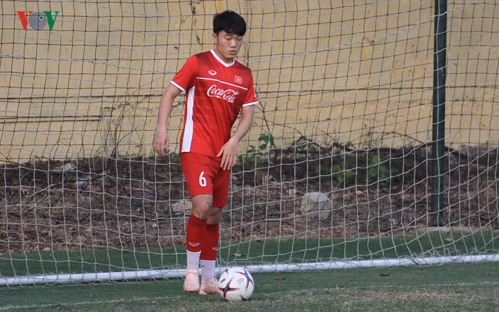 ĐT Việt Nam cố gắng làm quen với trái bóng chính thức của AFF Cup 2018