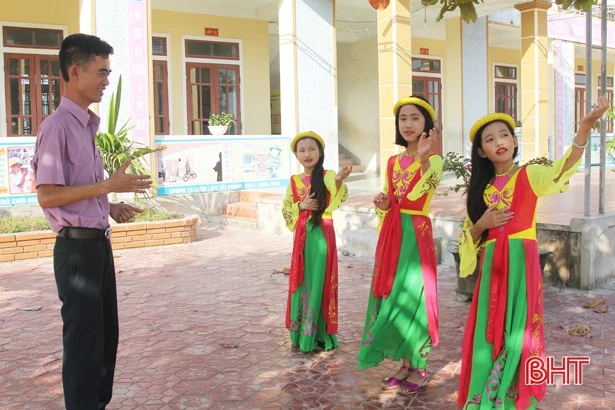 Thầy giáo trường làng Hà Tĩnh mê sáng tác nhạc cho thiếu nhi