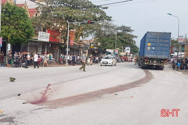 Va chạm với xe container, cụ ông tử vong thương tâm