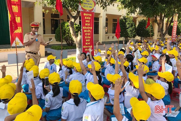 Sinh viên Trường Đại học Hà Tĩnh với an toàn giao thông