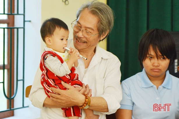 CLB Ca trù ở Hà Nội tặng quà cho các cháu Làng trẻ em mồ côi Hà Tĩnh