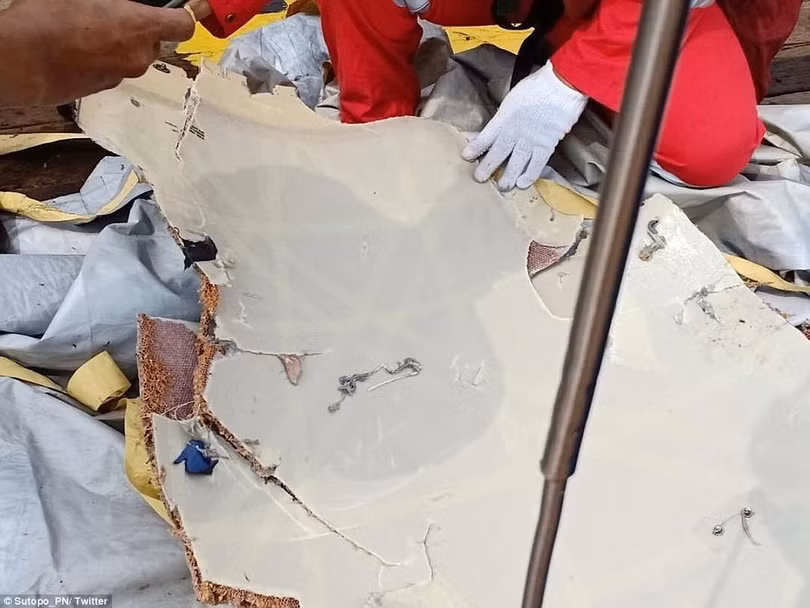 Nhiều vật thể lạ, nghi mảnh vỡ máy bay Indonesia chở 188 người rơi