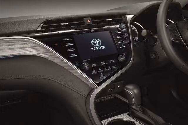 Toyota Camry thế hệ mới trình làng, giá từ hơn 1 tỉ đồng