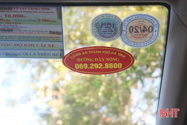 Niêm yết “đường dây nóng” của Công an TP Hà Tĩnh trên xe taxi