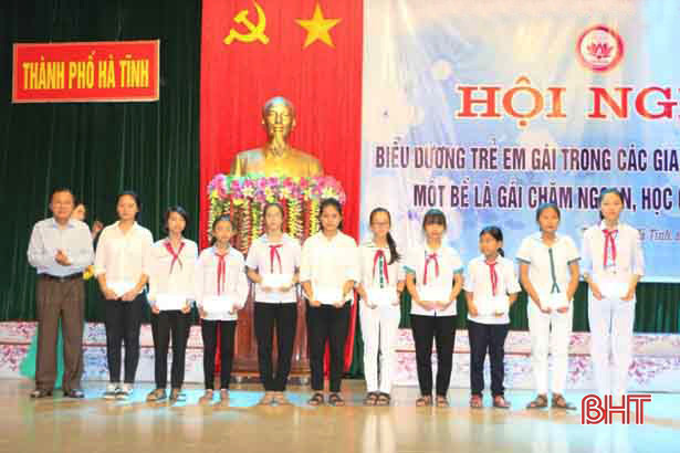 Thành phố Hà Tĩnh biểu dương 40 trẻ em gái chăm ngoan học giỏi
