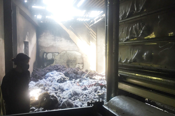 Cháy xưởng sản xuất chăn ga đệm ở Thạch Đồng