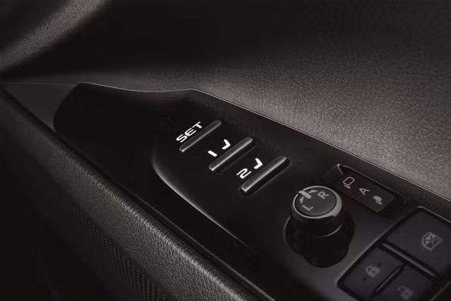 Toyota Camry thế hệ mới trình làng, giá từ hơn 1 tỉ đồng