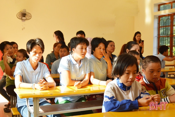 CLB Ca trù ở Hà Nội tặng quà cho các cháu Làng trẻ em mồ côi Hà Tĩnh