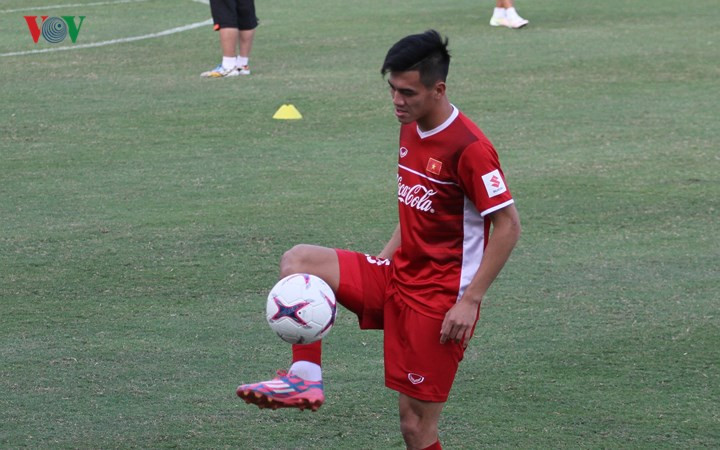 ĐT Việt Nam cố gắng làm quen với trái bóng chính thức của AFF Cup 2018