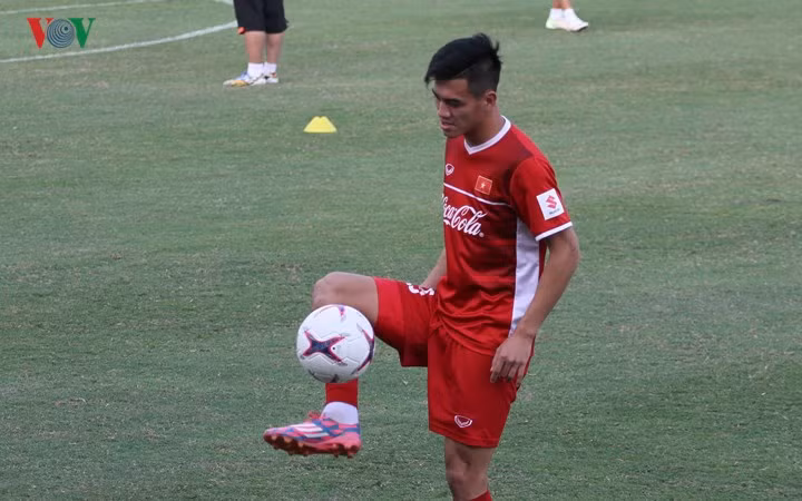 ĐT Việt Nam cố gắng làm quen với trái bóng chính thức của AFF Cup 2018