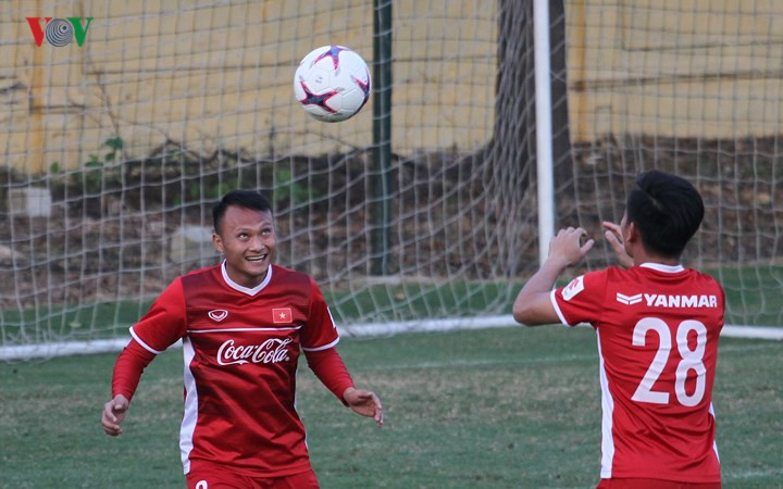 ĐT Việt Nam cố gắng làm quen với trái bóng chính thức của AFF Cup 2018