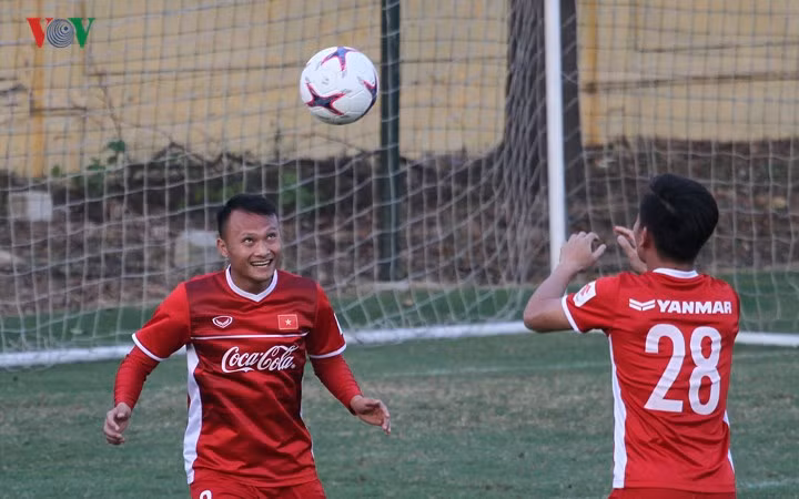 ĐT Việt Nam cố gắng làm quen với trái bóng chính thức của AFF Cup 2018