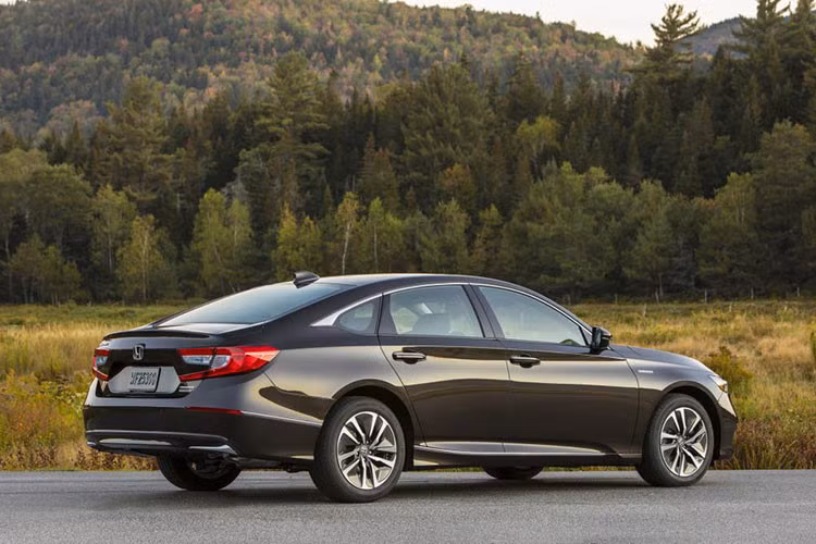 Honda Accord 2019 giá từ 553 triệu đồng “đấu” Toyota Camry