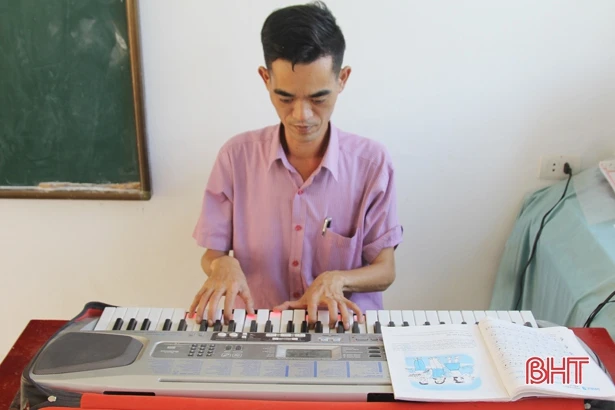 Thầy giáo trường làng Hà Tĩnh mê sáng tác nhạc cho thiếu nhi