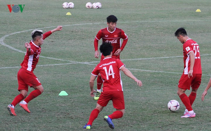 ĐT Việt Nam cố gắng làm quen với trái bóng chính thức của AFF Cup 2018