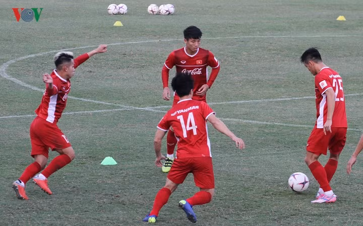 ĐT Việt Nam cố gắng làm quen với trái bóng chính thức của AFF Cup 2018