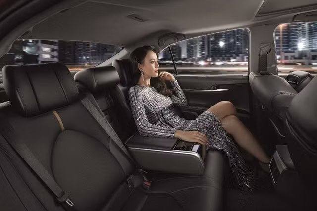 Toyota Camry thế hệ mới trình làng, giá từ hơn 1 tỉ đồng