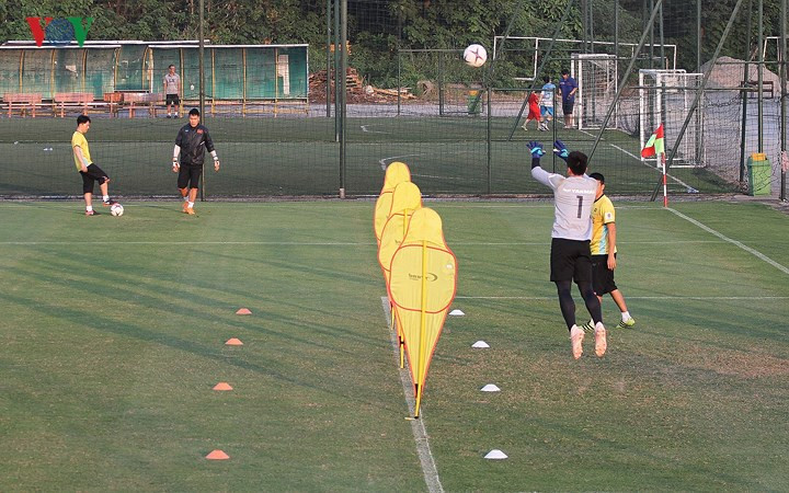 ĐT Việt Nam cố gắng làm quen với trái bóng chính thức của AFF Cup 2018