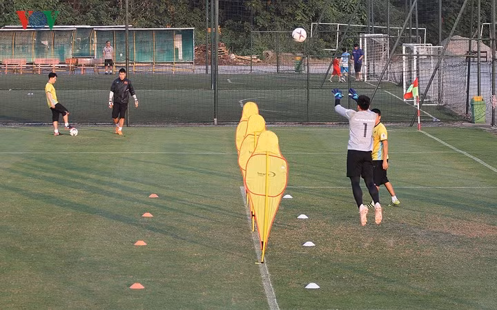 ĐT Việt Nam cố gắng làm quen với trái bóng chính thức của AFF Cup 2018