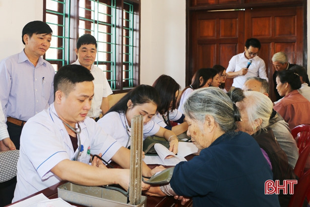 500 người dân được khám, cấp thuốc miễn phí