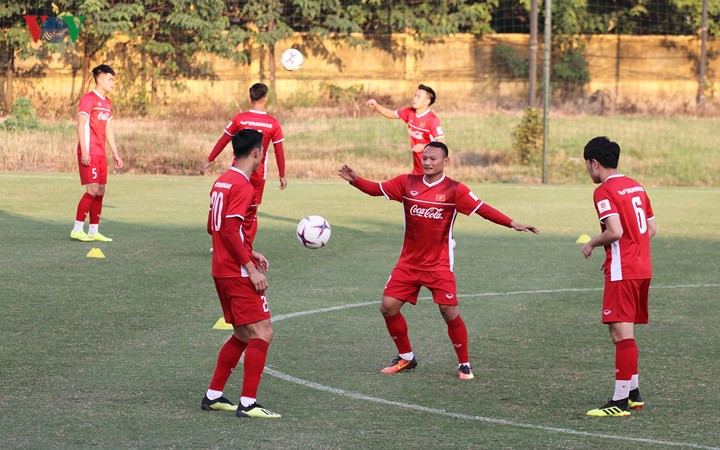 ĐT Việt Nam cố gắng làm quen với trái bóng chính thức của AFF Cup 2018