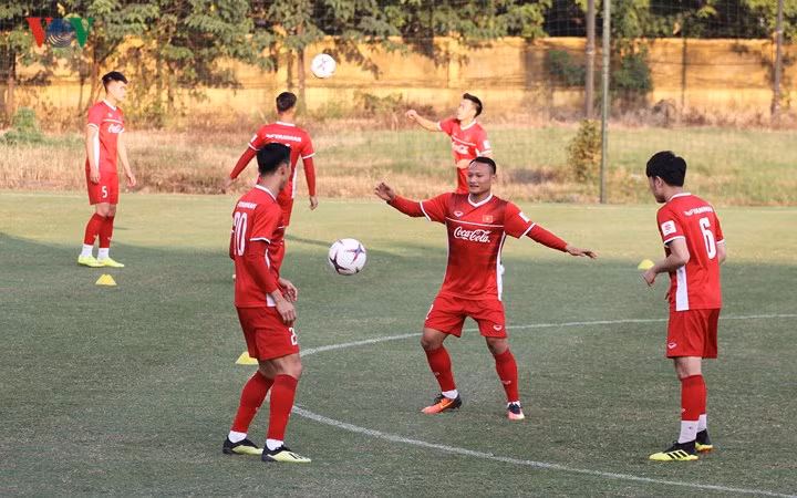 ĐT Việt Nam cố gắng làm quen với trái bóng chính thức của AFF Cup 2018