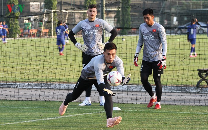 ĐT Việt Nam cố gắng làm quen với trái bóng chính thức của AFF Cup 2018