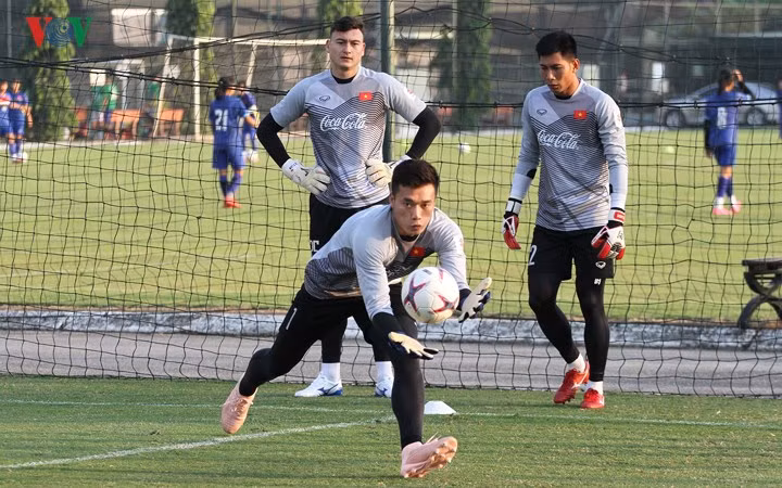 ĐT Việt Nam cố gắng làm quen với trái bóng chính thức của AFF Cup 2018