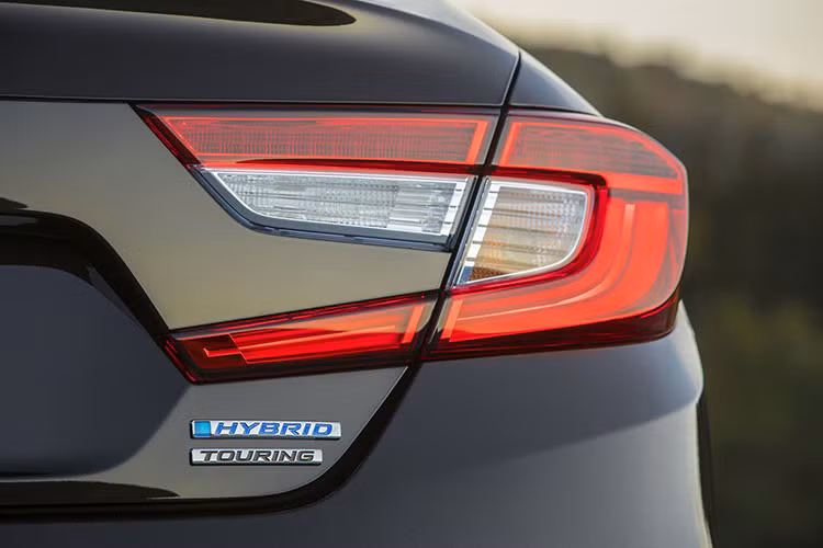 Honda Accord 2019 giá từ 553 triệu đồng “đấu” Toyota Camry