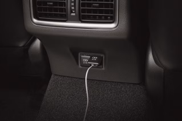 Toyota Camry thế hệ mới trình làng, giá từ hơn 1 tỉ đồng