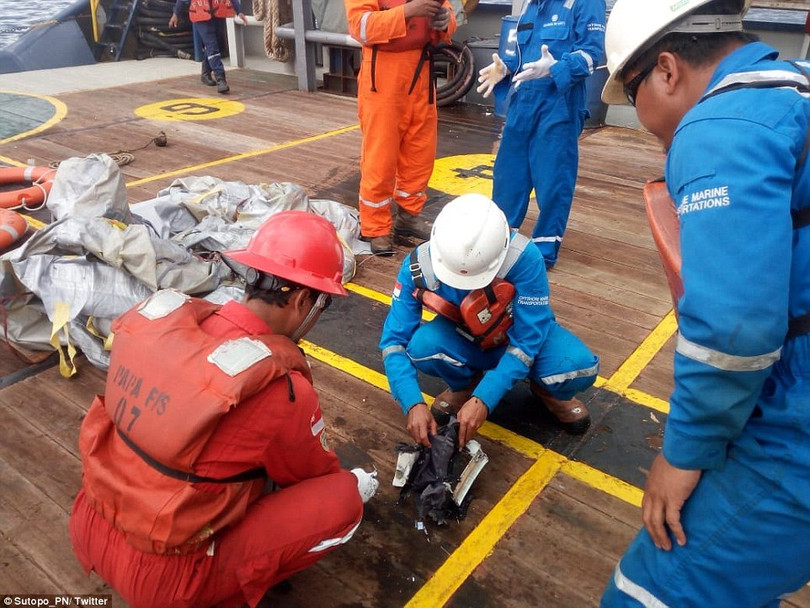 Nhiều vật thể lạ, nghi mảnh vỡ máy bay Indonesia chở 188 người rơi
