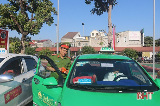 Niêm yết “đường dây nóng” của Công an TP Hà Tĩnh trên xe taxi