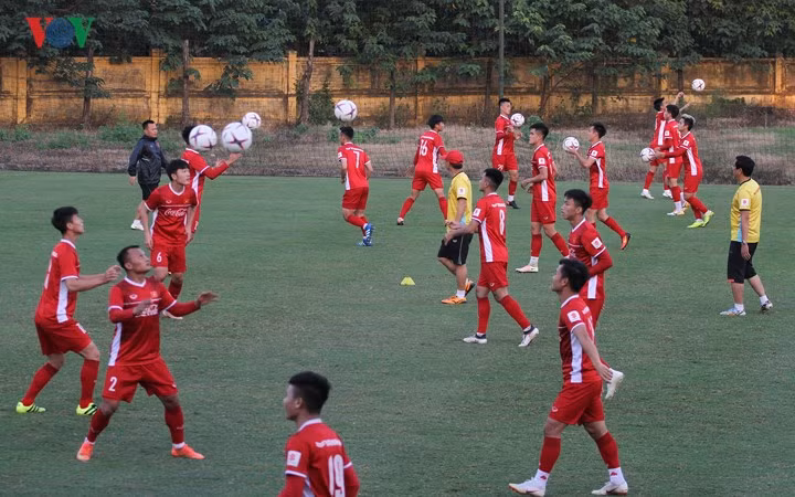 ĐT Việt Nam cố gắng làm quen với trái bóng chính thức của AFF Cup 2018
