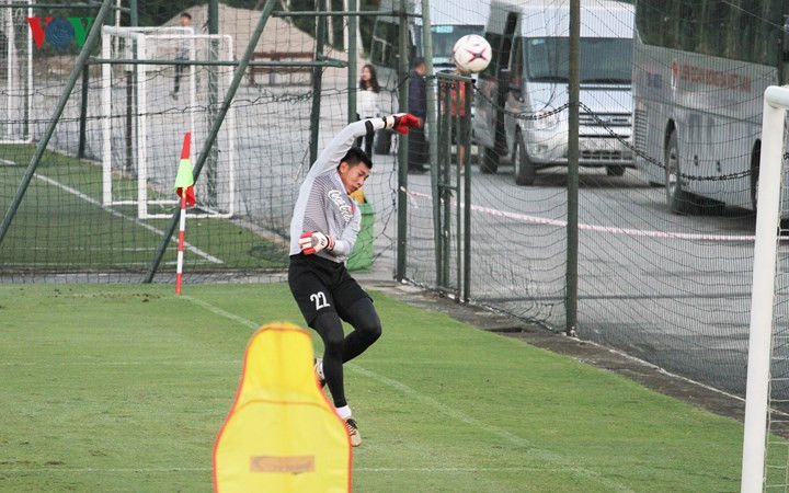 ĐT Việt Nam cố gắng làm quen với trái bóng chính thức của AFF Cup 2018