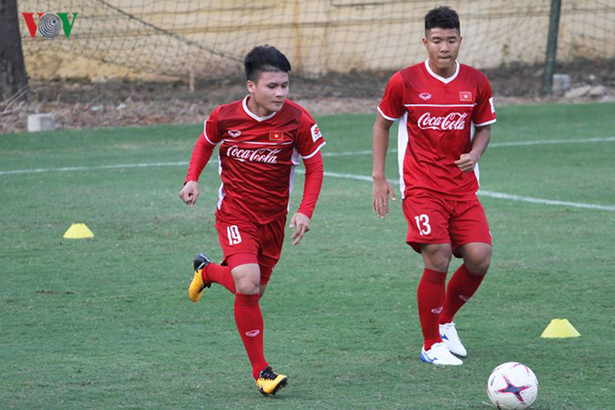 ĐT Việt Nam cố gắng làm quen với trái bóng chính thức của AFF Cup 2018