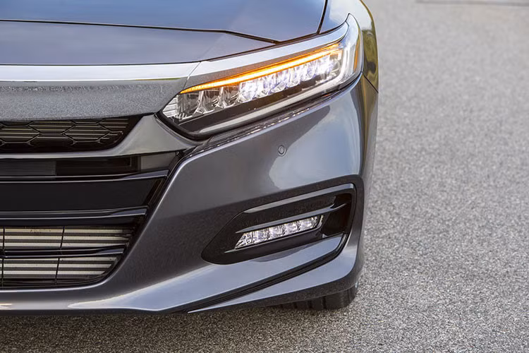 Honda Accord 2019 giá từ 553 triệu đồng “đấu” Toyota Camry