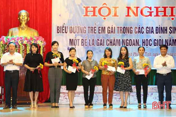 Thành phố Hà Tĩnh biểu dương 40 trẻ em gái chăm ngoan học giỏi