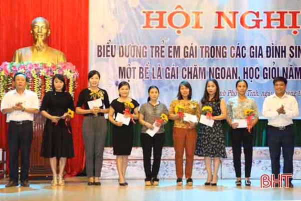 Thành phố Hà Tĩnh biểu dương 40 trẻ em gái chăm ngoan học giỏi