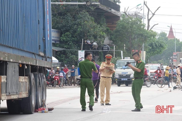 Va chạm với xe container, cụ ông tử vong thương tâm