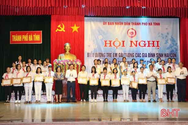 Thành phố Hà Tĩnh biểu dương 40 trẻ em gái chăm ngoan học giỏi