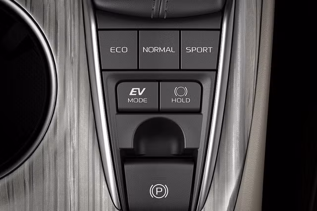 Toyota Camry thế hệ mới trình làng, giá từ hơn 1 tỉ đồng