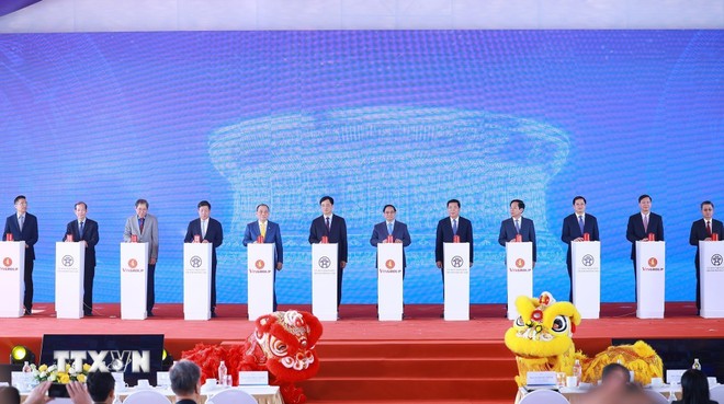 Thủ tướng Phạm Minh Chính và các đại biểu bấm nút khởi công, khánh thành, thông xe kỹ thuật các công trình, dự án. (Ảnh: Dương Giang/TTXVN)