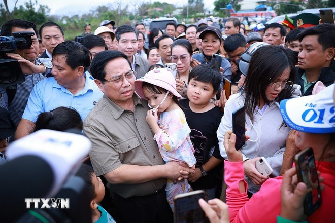 Thủ tướng Phạm Minh Chính thăm, động viên nhân dân vùng ảnh hưởng nặng nề của mưa lũ xã Hòa Thịnh. (Ảnh: Dương Giang/TTXVN)