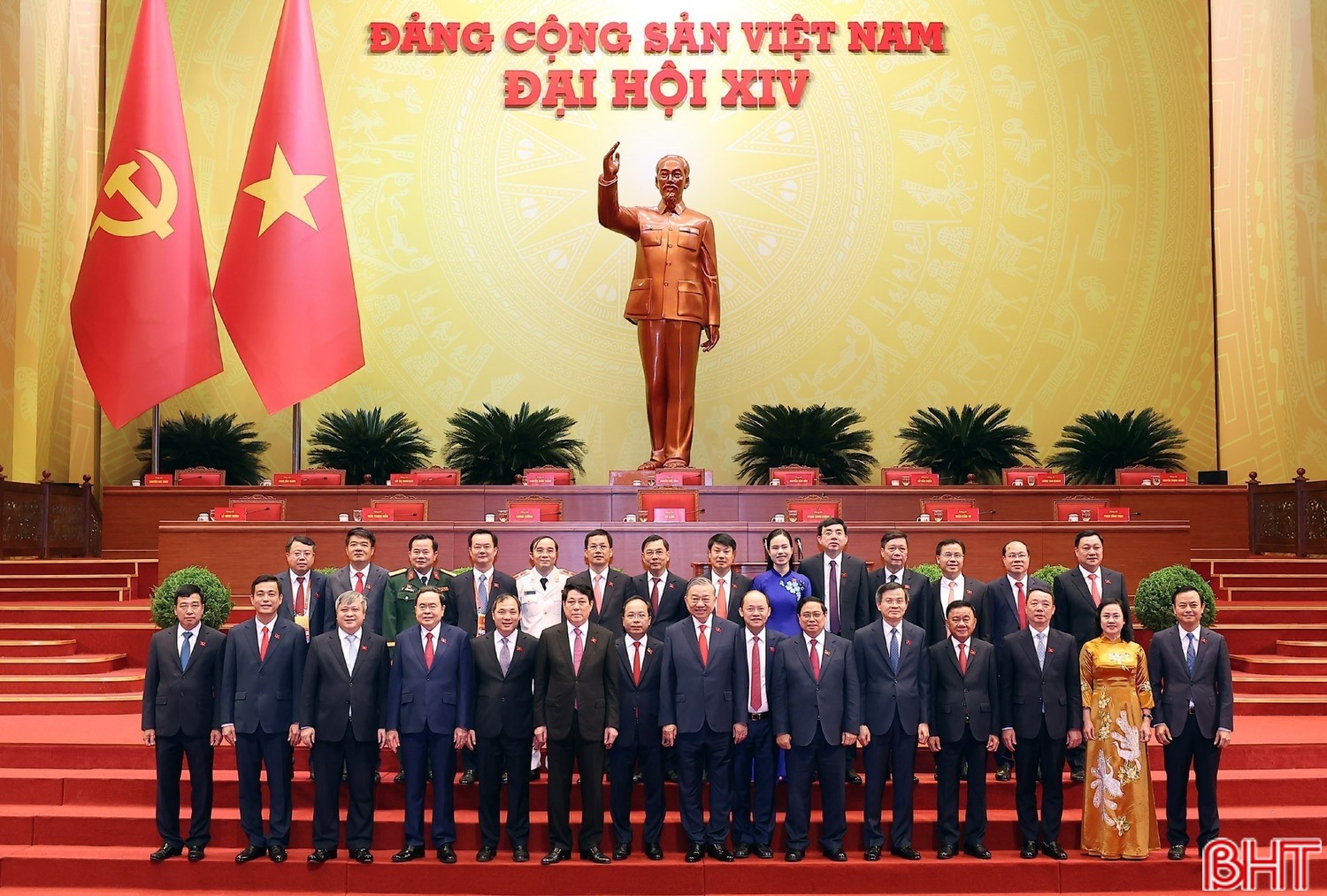 Các đồng chí lãnh đạo Đảng, Nhà nước chụp ảnh lưu niệm với Đoàn đại biểu tỉnh Hà Tĩnh tham dự đại hội.